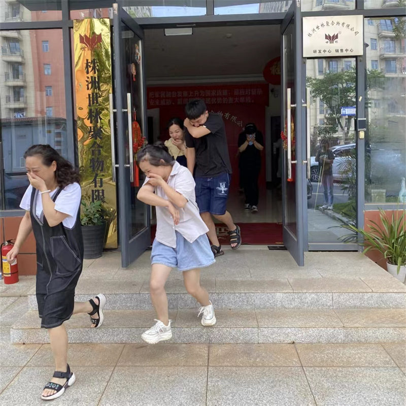 人人講安全、個(gè)個(gè)會(huì)應(yīng)急,世林膠業(yè)舉行應(yīng)急綜合演練